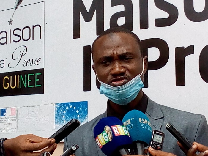 Au cours d’une conférence de presse le vendredi 21 août, le Réseau Afrique Jeunesse de Guinée (RAJ-GUI) a présenté la « conclusion des visites conjointes portant sur l'état des lieux de l'accès des élèves et étudiants aux structures de santé». Guinée114, votre site des infos moins conniventes, a choisi pour vous, un extrait de ce rapport. Lisez… Suite aux différents entretiens, le constat global ressort le faible accès des jeunes aux soins de santé de qualité. De façon spécifique, les constats ci-après ont été observés : L'existence d'un service de santé au niveau de la structure concernée. Dans les établissements secondaires, de façon globale il n'y a ni infirmerie, ni cahier de visite médicale permettant aux élèves de se soigner ou pour faciliter leur accès à des soins de santé de qualité dans une structure de santé, à l'exception de quelques établissements où il existe le cahier de visites médicales mais moins utilisé par les élèves par faute d'information et parfois par la négligence des élèves qui préfèrent se faire soigner par les parents. Contrairement aux établissements secondaires, dans les Universités, Instituts et certaines maisons d'arrêts, il existe une infirmerie mais sous équipée. Il faut également remarquer un manque de personnel médical qualifié, une insuffisance de matériel, souvent des ruptures de médicaments et dans un état d'abandon avec une dégradation très poussées. Dans certains Instituts supérieurs d'enseignements/Universités, il y a l'existence de locaux réservés à cet effet mais non fonctionnels. Les services existants, notamment ceux gratuits et payants, peu de services existent au niveau des infirmeries universitaires et dans les maisons de détention. Spécifiquement, il s'agit des soins de premier secours comme le traitement du paludisme, de la diarrhée, de la constipation et quelques cas de fatigue générale. Les cas graves sont référés dans les centres de santé et même dans les hôpitaux. Au niveau des structures de santé, il existe plusieurs services: CPC, CPN, PEV, LABO, point de vente, PF, maternité et.... ; cependant, ils restent méconnus des citoyens. Dans les infirmeries universitaires et maison d’arrêt, le peu de service existant est gratuit. Au niveau des centres de santé, certains sont payant comme: CPC, labo, point de vente, infections respiratoires et diarrhée, et d'autres sont non payants comme: CPN, PEV, Nutrition, tests de dépistages du VIH-SIDA. En outre, il y a insuffisance de personnel qualifié, de matériels et de médicaments. Le taux de fréquentation ainsi que l'existence d'une prise en charge des jeunes sont relativement faibles selon les personnes rencontrées. Il n'y avait pas de statistiques fiables. Globalement nous avons retenu un taux qui varie entre 10 à 40 % suivant les estimations sur le terrain. Les causes de cette faible fréquentation seraient dues aux préjugés sur le faible niveau de formation des prestataires et le coût élevé des soins, la méconnaissance des services existants surtout ceux gratuits, le manque de satisfaction des jeunes, le manque de confiance, la faible qualité et l’insuffisance d'équipement dans les structures sanitaires Il n'y a pas de prise en charge effective des jeunes, cependant, par endroit, les autorités universitaires à travers leur fonctionnement parviennent à prendre quelques cas graves nécessitant les interventions chirurgicales. Ceci pour les produits disponibles à l'hôpital régional. Et d'ailleurs pour bénéficier de cette prise en charge, les procédures restent très longues et quelques fois n'aboutissent pas. Aussi, en milieu carcéral, nous avons noté que par endroit, les jeunes détenus bénéficient régulièrement d'appuis personnels des autorités judiciaires et pénitentiaires (procureur et régisseur) en termes de moyens de déplacement et argent en nature pour des petits soins. Nous avons également noté l'existence d'une convention de prise en charge de détenus à hauteur de 50 % entre le Ministère de la santé et celui de la justice qui n'est pas toujours appliquée. Les maladies les plus fréquentes chez les jeunes sont généralement les même types de maladies qui ont été identifiées dans les différentes localités, il s'agit entre autres de: les parasitoses, l'infection bucco-dentaire, le paludisme, la fièvre typhoïde, les IST/VIH/SIDA, les maux de ventre, le rhumatisme. Recommandations... Construire et équiper des infirmeries modernes au niveau de tous les grands établissements scolaires, universitaires et dans toutes les maisons d'arrêts du pays; Réinstituer les visites médicales au niveau de tous les établissements d'enseignements ; Doter ces structures en personnels soignants qualifiés et en médicaments suffisants; Entretenir et éviter les ruptures de médicaments dans les infirmeries existantes Créer un corps médecin spécialisé dans l'administration pénitentiaire au niveau de toutes les maisons de fortes concentration de détenus ; Assurer la prise en charge effective des détenus référés, les élèves, les étudiants ainsi que leurs encadreurs; Renforcer les capacités du personnel soignant des centres de santé et des infirmeries universitaires et ceux des maisons d'arrêts; Faire la cartographie des centres de santé communautaires et infirmeries en relation avec la santé scolaire et universitaire.
