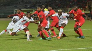 é exécutif de la CAF a reporté les demi-finales de la Coupe CAF et de la ligue des champions. La décision est tombée ce jeudi, 10 septembre 2020. Ainsi, les deux matches du dernier carré de la coupe CAF se joueront toujours au Maroc mais les 19 et 20 octobre au lieu du 22 septembre. Il s’agit des matches à élimination qui opposeront le Horoya Athletic club de Guinée au Pyramids FC et la Renaissance Sportive de Berkane au Hassania Agadir (deux clubs marocains). La finale est prévue le 25 décembre. En revanche, les matches de la ligue des champions se joueront en aller (16 et 17 octobre) et retour (24 et 25 du même mois). La finale se disputera le 6 novembre soit au Maroc ou en Egypte. Les demi-finales cent pour cent nord-africaines, opposent deux clubs marocains à deux clubs égyptiens.  Le Raja Casablanca jouera le Zamalek tandis que le Wydad de Casablanca défiera le national Al Ahly du Caire.  Si deux clubs d’un même pays se hissent en finale, celle-ci se jouera à domicile. Au cas contraire, un tirage sera organisé à cet effet pour désigner la ville ou le pays qui abritera la finale.