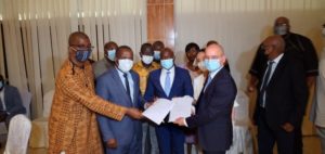 Mines: signature de deux conventions impliquant la réalisation du trans-guinéen
