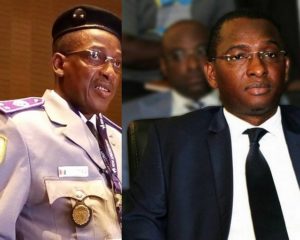 Le président de la transition, Mamadi Doumbouya, a touché un pan important dans son allocution de ce soir : les audits tant attendus par les guinéens vont bientôt être une réalité chez nous. Le CNRD compte faire l'état des lieux dans tous les services publics. Quelle belle annonce à la veille de la fête de l'indépendance le 2 octobre ! La nouvelle des audits dans les services publics de l'état a été bien accueillie auprès des guinéens qui se réjouissent et attendent des résultats. Ceux qui hésitaient ou ne croyaient pas à ces enquêtes seront finalement édifiés sur la gestion du Premier ministre, Ibrahima Kassory Fofana, ses ministres et directeurs nationaux. Tout sera passé au peigne fin. Un contrôle des plus rigoureux est donc prévu les jours à venir pour savoir comment les fonds publics étaient gérés jusque là par des commis de l'état. De la Douane, aux Impôts, à l'ARPT, à l'office des chargeurs , à la CNSS, Port autonome de Conakry, à la société turque Albarack, à l'ANAIM, BCRG, pour ne citer que ces services publics et privés seront audités, passés au peigne fin, par des cabinets d'audits spécialisés. Des bandits à col blanc, qui sont à cheval, depuis l'avènement du CNRD, sans gêne, ( des yagui taré ) cherchant à se reconvertir, comme on sait le faire en Guinée, seront bientôt traqués comme des malfrats et leurs gestions calamiteuses dévoilées aux Guinéens. Des sanctions seront prises contre tous ceux qui seront reconnus coupables de ces crimes économiques et dépossédés de leurs biens mal acquis. Ces audits s'inscrivent dans le vaste programme de la lutte contre la corruption, la gabegie et les détournements des fonds publics, a annoncé le Colonel Mamadi Doumbouya lors de son allocution à la nation. Ces mesures fortes seront prises pendant la période transitoire pour que le nouveau président élu démocratiquement et son gouvernement, suite aux élections présidentielles libres, crédibles, transparentes et inclusives, organisées par la junte militaire, trouvent un pays sain, propre, débarrassé des délinquants économiques qui se sont servis à satiété dans les caisses de l'état. Du côté des anciens dignitaires, notamment ces voleurs des fonds publics, des pieds tremblent déjà. On a perdu le sommeil depuis l'annonce du Colonel Mamadi Doumbouya à combattre vigoureusement la corruption et les vols des biens publics. Nombre d'entre eux étaient à l'investiture du président de la transition au palais des nations, le 1er octobre, riant à gorges déployées, se moquant à la limite et pensant être à l'abri et sauvés d'un quelconque contrôle de leurs gestions. Alpha Condé doit être dans un profond regret, bien étonné, écœuré dans son "gîte" par l'attitude surprenante et de haute trahison de ces cadres qui l'ont engagé et entraîné dans le satanique projet du troisième mandat. Le Guinéen ! En effet, ces invités indésirables au palais Mohamed V, ont été surpris par la sortie du président de la transition le soir annonçant les couleurs des audits qui vont être engagés très prochainement par le CNRD dans les différents services publics de l'état. Comme on le voit, les Guinéens vont bientôt être satisfaits par la traque de tous ceux qui ont volé et pillé sans état d'âme dans les caisses de l'état pour appauvrir davantage les guinéens. Assises sur des richesses inestimables du sol et du sous sol et ayant trop souffert par la faute de ces anciens ministres et directeurs nationaux, des voleurs attitrés, les populations guinéennes vont se réjouir très prochainement dans leurs pays et connaître le bien être. La fin de la grâce va sonner très bientôt ! Ibrahima Sory Diallo Dbeck