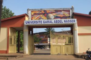 Conakry, le 06 décembre 2020 - le Ministère de l’Enseignement Supérieur et de la Recherche Scientifique tient à féliciter l'ensemble des bacheliers déjà inscrits sur la Plateforme GUPOL à ce jour ; et encourage ceux qui n'ont pas finaliser le processus à poursuivre leurs inscriptions malgré la lenteur de la connexion Internet. En effet, sur un total de 38 931 bacheliers concernés par les orientations cette année, 34 224 bacheliers sont déjà inscrits à cette date. Soit un taux de 87,90%. Parmi les bacheliers inscrits, 27 943 ont finalisé l’ensemble du processus sur la plateforme. Par ailleurs, le Ministère réaffirme son engagement à prendre toutes les dispositions nécessaires pour que chaque bachelier soit orienté selon les conditions d'accès aux différents programmes. Pour prendre en compte les préoccupations des bacheliers remontées par le centre d’appel, le Département en charge de l'Enseignement Supérieur porte à la connaissance de l’ensemble des bacheliers que la fermeture de la plateforme GUPOL, initialement prévue le 10 décembre 2020, est prolongée jusqu’au 15 décembre 2020. Le Ministère de l’Enseignement Supérieur et de la Recherche Scientifique rappelle aux bacheliers la nécessité de désactiver les VPN sur leurs terminaux afin d'accéder à la plateforme www.mesrsgupol.org. Le Ministère de l’Enseignement Supérieur et de la Recherche Scientifique exhorte tous les bacheliers rencontrant des difficultés dans le processus à contacter le centre d’appel mis en place à cet effet, aux numéros indiqués sur la plateforme, avant le délai supplémentaire accordé. Contacts du Centre d'appel : +224 610 700 186 +224 610 700 187 +224 656 317 427 +224 656 247 412 +224 656 247 454 +224 660 569 888 +224 625 701 432 +224 625 487 279 Bonne chance à tous les bacheliers ! Daloba SOUMAH, Cheffe de Cabinet Ministère de l’Enseignement Supérieur et de la Recherche Scientifique Transmis par la Cellule de Communication du Gouvernement