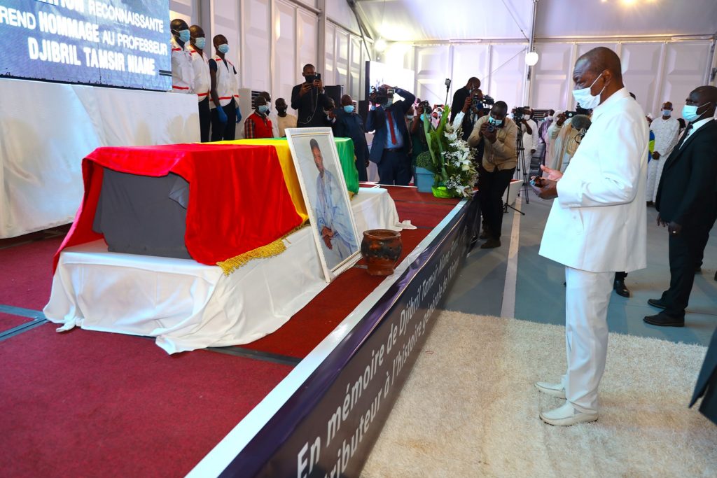 Culture: Alpha Condé se recueille devant la dépouille de feu Djibril Tamsir Niane
