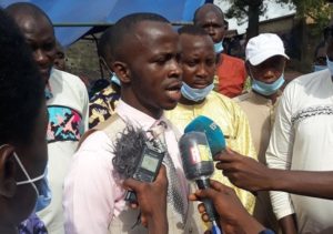La Guinée est à la croisée des chemins. Elle doit (encore et encore) choisir entre la rupture et la continuité. Et ses choix dans ces cas de figures n'ont pas toujours été judicieux. Elle s’est souvent trompée ; on l’a fréquemment trompée ; elle s’est fait systématiquement avoir. La Guinée a manqué beaucoup de rendez-vous. Elle pourrait encore cocher la case rouge. Entre trébuchement et patinage, la route est boueuse Mon Dieu ! C'est la troisième tentative de nouer avec le bonheur national via une transition politique ! Trois fois dans un élan de refondation de la nation guinéenne ! Et là, c'est l'ultime chance. « Nous n'avons pas droit à l'erreur», a d'ailleurs rappelé notre chef d'orchestre, le colonel Doumbouya. Et sûrement, quelque part, Dieu Est en train de dire à un de Ses anges-lieutenants : « Va dire aux Guinéens qu'après la cartouche CNRD, ils n'auront plus d’excuses pour justifier leur avilissant retard ». Ça veut tout simplement dire qu'après la trahison du Comité militaire de redressement national (CMRN) en 1984 et l'amateurisme du Conseil national pour la démocratie et le développement (CNDD) en 2008, en cas d'échec cette-fois, nous serons châtiés par Un Être Suprême dont nous aurons abusé de la magnanimité. L'inclusivité comme leitmotiv dans une configuration erronée Dans son élan de « placer la transition sous le signe de l’espérance et d’une Guinée nouvelle », le Chef de l’Etat, président du CNRD, entend ainsi faire participer toutes les forces vives du pays au vaste chantier de la renaissance et du redressement. C’est là que ça devient compliqué. Comment faire du nouveau sans « recyclage » ni « chasse aux sorcières » ? Le Colonel Doumbouya trouvera sûrement sa formule juste. Mais de toutes les entités sollicitées dans cette transition à travers les organes établis, c’est la frange juvénile qui inquiète plus d’un. On le sait déjà : la jeunesse guinéenne a une réputation de nature peu orthodoxe. C’est la couche du laisser-aller, de la facilité et de la tentation. Même avec tous ces fardeaux historiques, elle est néanmoins appelée à pourvoir cinq des quatre-vingt-cinq sièges de l’organe législatif de la transition, le Conseil national de la transition (CNT). La jeunesse de la perdition au sein des instances ? Que le bazar commence ! Aussitôt qu’elle a eu vent de cette brèche dans le CNT, la jeunesse guinéenne a commencé son métier de cœur : la démagogie pour l’objectif. Son cadre de discussion idéal est circoncis aux réseaux sociaux où futilités et fantasme se disputent la place. Des potentiels Conseillers nationaux pour la transition se portent déjà candidats. Ce qui est normal. Mais l’écrasante majorité n’en est pas digne. Il faut dire aux jeunes de ce pays que l’influence virtuelle est en déphasage au poids de la capacité réelle ; que l’indice de l’intégrité n’est pas forcément une illusoire popularité sur les réseaux sociaux qui n’obéissent à aucune règle classique d’appréciation ; que l’expérience de la soupe étatique n’est pas compatible à la volonté de rupture ; et que, de toute évidence, même multipliés à l’infini, leur niveau d’analyse n’arrivera jamais un niveau idéal d’un Conseiller national au nom d’une jeunesse nationale. Spécialisée depuis des décennies en campagnes politiques folkloriques, nourrie depuis belles lurettes de paresse et de facilité, connue pour son génie à jouer les djélis des commis des pouvoirs centraux, la jeunesse guinéenne doit et devrait se taire devant des situations aussi sérieuses qu’une transition politique. Le degré de contribution est égal au degré de rétribution Une transition est toujours la résultante d’une lutte menée contre un pouvoir ayant montré ses limites. Bien. Beaucoup de Guinéens font aujourd’hui semblant d’oublier que c’est la lutte contre le troisième mandat de l’ancien président, Alpha Condé, qui a créé cette situation. Et une lutte, ça se mène ; ça a un prix. En Guinée, les sacrifices furent des plus énormes. Alors questions : ces jeunes qui s’agitent pour occuper les sièges au CNT, où étaient-ils lorsque se faisaient massacrer leurs compatriotes dans le combat du mal de l’époque ? Où avaient-ils mis leurs capacités variées de bruit futiles ? Réponses : ils étaient là, devant nous, les yeux dans les yeux, nous disant « nous sommes des jeunes, évitons la politique. ». Ils étaient là à poster leurs photos avec les dignitaires de la répression au moment même où des citoyens se faisaient réprimés. Ils étaient là, en train de considérer leur proximité avec le pouvoir d’alors comme une distinction sociale de niveau Nobel. Ils se moquaient des mémoires des Guinéens tués par leurs proches. Ils tuaient par leur silence devant le crime. Ils se moquaient du FNDC et de ses sympathisants. Ils chantaient et dansaient pendant que certains dénonçaient. Aujourd’hui, ils envahissent à flots la politique que la plupart d’entre eux vilipendait pour justifier leur silence coupable face aux exactions des anciens maîtres dont les aumônes leur étaient indispensables. Honte à tous ceux qui, aujourd'hui, s’érigent en défenseurs du peuple, alors qu’ils m’avaient submergé de messages dissuasifs dans ma lutte démocratique. Honte ! J’ai en tout cas honte à votre place. Quelle jeunesse guinéenne au CNT ? C’est simple : il faut appliquer la même méthode pour tous. Les dignitaires du régime déchu n’ont rien à voir avec la transition. Et donc, normalement, les petits renards des palais (présidence et ministères) et tous les jeunes démagogues et muets sous la révolution, personne ne doit y aller. Personne ! Ce serait un manque de respect à la nation guinéenne, qu’un jeune illégitime aille parler au nom de toute la jeunesse. Il y a encore des jeunes intègres. Il y en a qui n’ont pas vendu leurs âmes au diable. Il y a des Charles White au sein de la jeunesse consciente de Guinée. Il y a bien des adeptes de Foniké Menguè. Que la jeunesse soit dignement représentée !