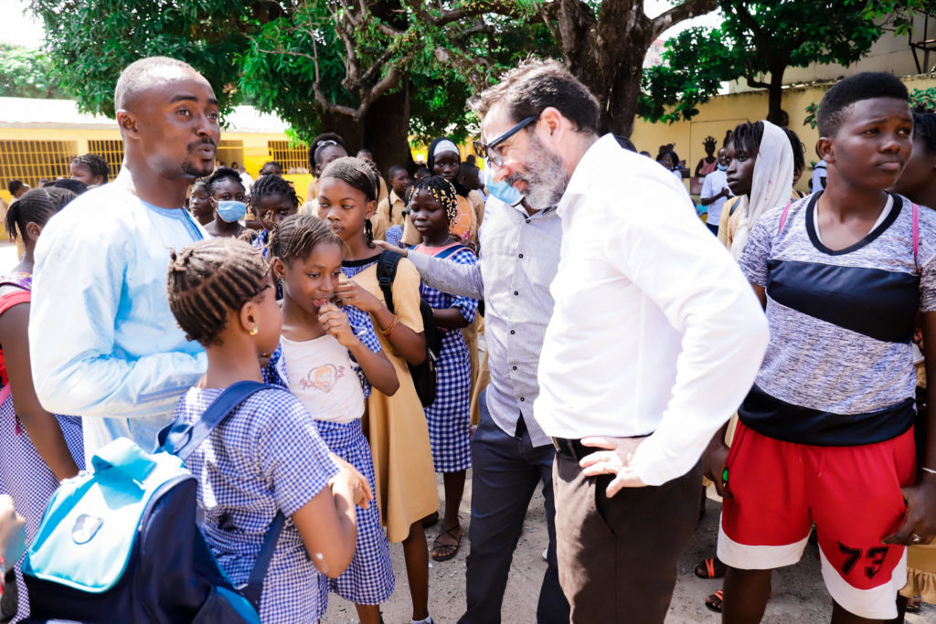 Fondation SMB-‘’Foot For Change’’: le Directeur Général de la SMB accueilli  par les 70 filles scolarisées de Koumandian Kéita