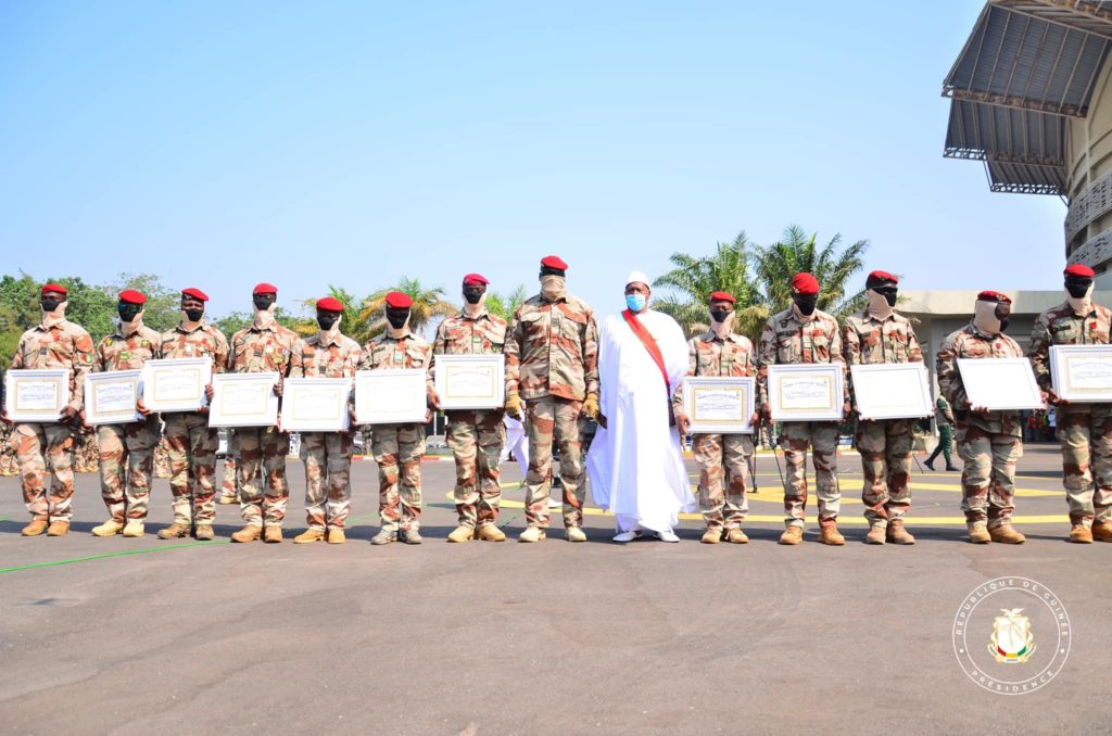 4 mois après le coup d'Etat: des éléments des forces spéciales décorés...