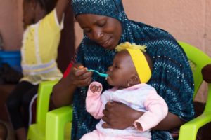 Plus de la moitié des parents et des femmes enceintes exposés aux techniques de commercialisation agressives des substituts du lait maternel – OMS, UNICEF