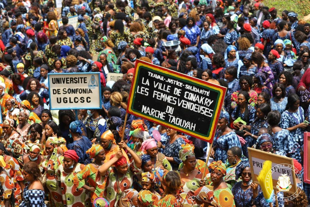 Col. Doumbouya mis à rude épreuve par des femmes: "le marché est cher"