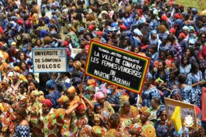 Col. Doumbouya mis à rude épreuve par des femmes: "le marché est cher"