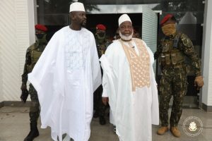 Aïd el-fitr: le Col. Doumbouya prie au Palais et rend visite à un ministre (Images)