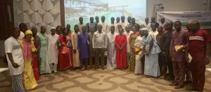 Après cinq jours de formation et de partage d'expériences, des cadres de l'administration fiscale guinéenne et de de responsables issus des secteurs des Mines, Banques, Assurances, BTP, prestations commerciales et de la téléphonie mobile, sortent outillés sur le contenu du nouveau code général des Impôts. La cérémonie officielle de clôture, présidée par Joseph Kovana Kourouma, Conseiller fiscal du ministre du Budget, a eu lieu vendredi, 13 mai 2022. Ce séminaire, qui vise à renforcer les capacités des cadres de l’administration fiscale et du secteur privé sur les procédures de prélèvement et de sécurisation des impôts s’inscrit dans le cadre de la mise en œuvre du projet d’Appui à la Mobilisation des Ressources Internes et à la formalisation des entreprises (PAMORIFE) exécuté par l’Unité de Coordination et d’exécution des Projets (UCEP) sous la houlette du ministère de l’Economie des Finances et du Plan et financé par la Banque Africaine de Développement. Interrogés par la presse, des participants n’ont pas manqué de saluer l’initiative qui va avoir une incidence sur l’amélioration de leur travail. Mohamed Mariam Barry, chef de division gestion des grandes entreprises de la direction générale des impôts, fait partie des formateurs. «Si on parle de mobilisation des recettes fiscales, il faudrait bien que les contribuables qui sont soumis à ces obligations, comprennent toutes les subtilités liées à la législation fiscale qui est en vigueur. C’est en cela que cette vulgarisation va à coup sûr, permettre la mobilisation accrue des recettes fiscales», confie-t-il peu après la cérémonie de clôture. Pour sa part, Youssouf Sannoussy Chérif, inspecteur vérificateur, bénéficiaire du séminaire, plaide en faveur d’une continuation de cette initiative. «Vraiment nous sortons d’ici très outillés. Dans le nouveau code général des impôts, il y a beaucoup d’innovations que nous inspecteur vérificateurs sommes censés connaitre dans le but de parfaire notre travail dans les entreprises. Les contribuables aussi qui ont participé avec nous, c’est une occasion pour eux de comprendre mieux le contenu de ce nouveau code. Nous remercions les partenaires qui renforcent nos capacités de travail qui améliore la mobilisation des recettes et leur demandons de continuer ce gendre de formation » Le chef comptable de SOGEFEL, une société de construction de la place, est l’un des bénéficiaires au compte des entreprises privées. «Personnellement je commence par saluer les initiateurs de ce séminaire qui a été une occasion bénéfique. Ça été un cadre d’échange, un séminaire qui l’a permis de cerner les changements apportés dans le nouveau code général des impôts», dit-il. Parmi les thèmes abordés au cours de ces cinq jours de formation, certains se rapportent aux nouvelles dispositions du code général des impôts, le mécanisme de déclaration et de paiement des impôts directs (E-TAX), les impôts locaux et d’enregistrement, les nouvelles dispositions du livre de procédure fiscale. Thierno Amadou M’Bonet Camara (Rescapé N°4) 622 10 43 78