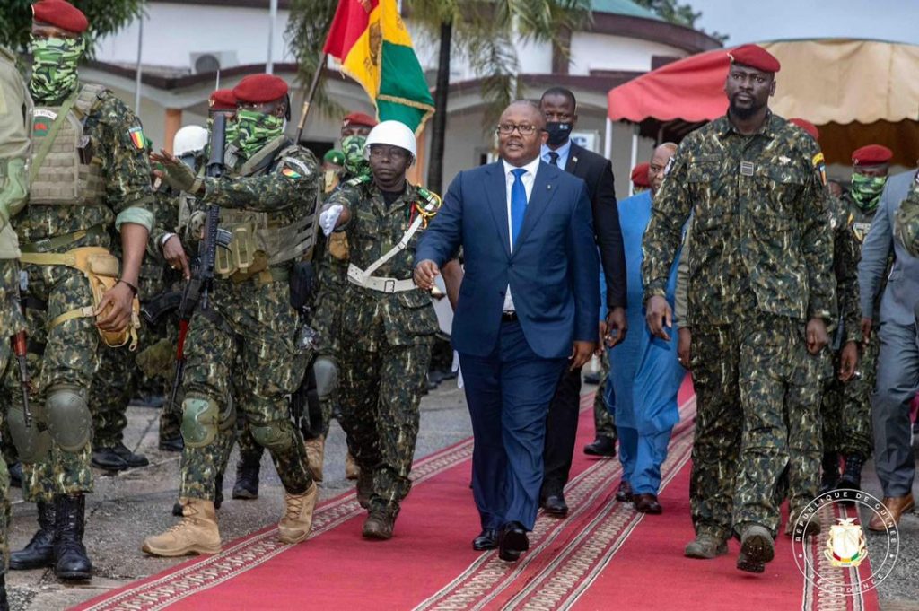 Transition guinéenne: le Président Umaro Sissoko Embalò accueilli à Conakry par le Chef de l’Etat, Colonel Mamadi Doumbouya
