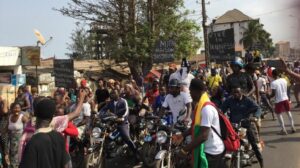 Dixinn: Des jeunes protestent contre la vente de leur de la maison