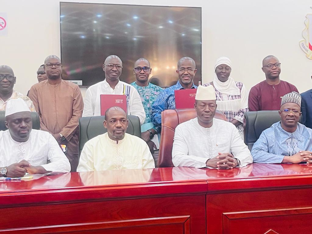 Electrification de Kamsar et villages environnants: la CBG signe un chèque de cinq millions de dollars pour EDG