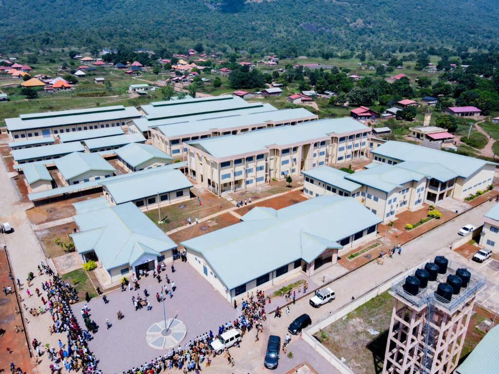 Le Ministre de l'Enseignement Technique, de la Formation Professionnelle et de l’Emploi, Alpha Bacar Barry, a inauguré ce jour l'Ecole Régionale des Arts et Métiers de Dabola. L’évènement a mobilisé outre le ministre et la délégation qui l’accompagne, l’ensemble des autorités administratives et les populations de Dabola. L’infrastructure (ERAM) qui est l'une des huit (8) que compte la République de Guinée est bâtie sur une superficie de 47423 mètres carrés. L’effectif actuel des étudiants est de 300 dont 125 filles. Par ailleurs, l'Ecole Régionale des Arts et Métiers de Dabola est composée de 64 salles de classe pour une capacité d'accueil de 1920 apprenants, 15 ateliers, 8 logements pour l'équipe de la Direction, 8 logements pour les formateurs et autres, 32 chambres d'accueil, une villa pour la Direction. Les filières de formations retenues pour cette année sont : le Froid industriel, la mécanique générale Maintenance, la topographie, l’électricité Industrielle, l’électricité bâtiment, la plomberie Sanitaire, la maçonnerie/carrelage et la menuiserie bois. Pour Mme Djénabou Sylla, Directrice de l’ÉRAM de Dabola, la finalité de l'enseignement technique et de la formation professionnelle est de donner de la compétence technique et professionnelle aux apprenants. Pour y arriver, la mise en place d'un mécanisme de partenariat avec les entreprises de la zone d'implantation de l'ERAM de Dabola est une nécessité. Du côté des formateurs, ils s'engagent à fournir le maximum d'efforts pour donner aux apprenants une formation cohérente et efficiente. De son côté, le maire de Dabola, Aboubacar Sidiki Koulibaly trouve que cette école est un foyer incandescent du savoir, du savoir – faire et du savoir être d'où sortiront des femmes et des hommes de métiers, des ouvriers qualifiés dont le pays a besoin pour son développement. Pour terminer l'événement en beauté, le ministre Alpha Bacar Barry n’a pas manqué de s'adresser aux parents en ces termes : « vous avez désormais l'école qui permettra à vos enfants de s'insérer dans le tissu Socio - économique non seulement de la région de Faranah mais aussi de compter comme étant des ouvriers qualifiés de la République de Guinée. Tout ceci a été rendu possible par la vision de l'homme qui rêve grand pour ce pays et ses enfants et qui estime que pour opérer le processus de refondation de la République de Guinée, il faut massivement investir dans l’éducation ». En outre, le ministre, Alpha Bacar Barry dira que Faranah est une région agricole et pour cela, cette école se tourne résolument vers la transformation de ses ressources. Le développement du capital sera le résultat final de l'investissement mis dans cette école. Notons que l’ERAM de Dabola est baptisé au nom d𝗲 𝗹’𝗮𝗻𝗰𝗶𝗲𝗻 𝗺𝗶𝗻𝗶𝘀𝘁𝗿𝗲 𝗱𝗲 𝗹𝗮 𝗣𝗲̂𝗰𝗵𝗲 𝗱𝗲 𝟭𝟵𝟴𝟵 𝗮̀ 𝟭𝟵𝟵𝟮, 𝗗𝗿 𝗠𝗮𝗺𝗮𝗱𝗼𝘂 𝗕𝗵𝗼𝘆𝗶 𝗕𝗮𝗿𝗿𝘆. La cellule de Communication du Gouvernement