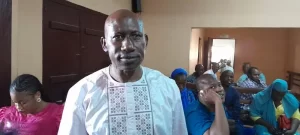 Liberté d’expression: trimballé en justice, l’ex-ministre Makanéra s’agrippe à une loi qu’il a toujours dénoncée    Alors que l’actualité est marquée par une indignation de plus en plus générale contre des brouillages des ondes de certains médias privés, un ancien ministre opposé à la loi sur la liberté de la presse, invoque celle-ci pour se défendre dans une procédure judiciaire contre lui. Ironie du sort ! La loi sur la liberté de la presse souvent invoquée par les journalistes et les organisations professionnelles des médias, ne protège pas que ceux qui pratiquent ce métier à risque dans des pays comme la Guinée où les prédateurs de la liberté d’expression sont nombreux. Elle protège aussi ceux qui, en intervenant dans les médias commettent des délits. Ce sont des délits par voie de presse. Mais cela, beaucoup ne le comprennent pas quand ils sont au pouvoir. C’était le cas de Makanéra Kaké. Ministre de l’Information et de la Communication, Alhousseny Makanéra a fait feu de tout bois pour dénoncer la loi sur la liberté de la presse. Selon lui, cette loi spéciale qui protège les journalistes est discriminatoire parce qu’elle placerait une catégorie de guinéens au-dessus des autres. Des années après quitté le gouvernement, le même Makanéra Kaké, redevenu citoyen simple, est attrait en justice par un autre homme politique : Dr Ousmane Kaba, président du PADES et fondateur de l’université Koffi Annan de Guinée. Accusé de diffamation, il a comparu mardi, 05 décembre 2023 devant le tribunal de première instance de Dixinn. A la barre, l’ancien ministre rappelle que les propos pour lesquels il est poursuivi ont été tenus dans une émission de télévision, précisément sur Djoma média. Pour cela, il invoque l’article 133 de la loi sur la liberté de presse et dénonce la violation dudit article causant ainsi, selon lui, un vice de forme. Si ce n’est pas d’expliquer autrement ses propos qu’il dit ne pas être constitutifs de diffamation, la seule chose à laquelle s’accroche Alhousseny Makanéra Kaké pour sa défense, est un article de loi qu’il considérait être une faveur de trop faite aux journalistes. Thierno Amadou M'Bonet Camara 622 10 43 78