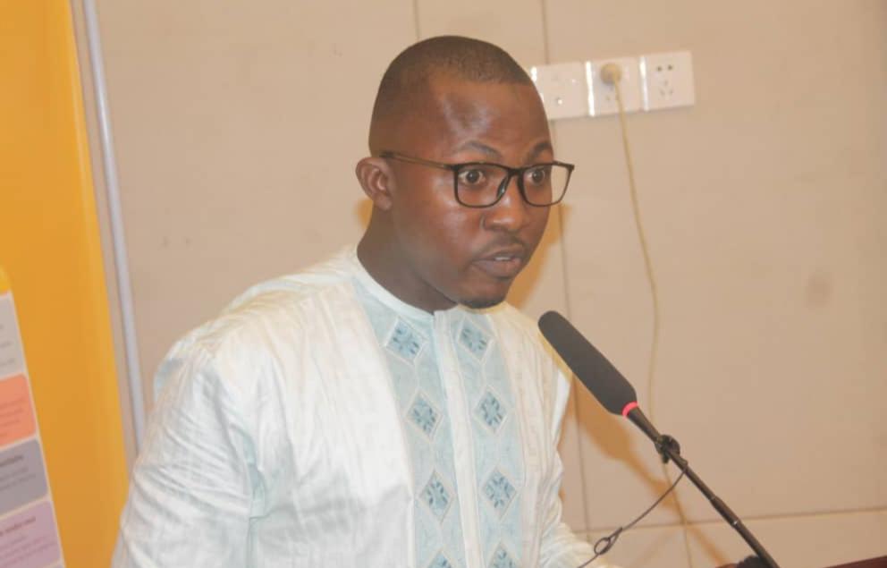 VBG et santé sexuelle et reproductive des adolescents: ABLOGUI lance l'application mobile «Gquiose»
Ce vendredi, 24 mai 2024, l’Association des blogueurs de Guinée (ABLOGUI), a officiellement lancé Génération qui ose (Gquiose), une application mobile dédiée à la promotion de la santé sexuelle et reproductive des adolescents, des jeunes et la lutte contre les violences basées sur le genre.
L’application (GquiOse) contient des fonctionnalités comme Suivi du cycle menstruel; VBG; Forum; Actualité; Quiz; Vidéothèque. La mise en ligne de cet outil est surtout le fruit d’une collaboration. La coordinatrice programme de l’ONG SOLTHIS, dans son discours, s’est réjouie du partenariat de son organisation avec ABLOGUI.
«Je suis très heureuse d’être aujourd’hui auprès de notre partenaire ABLOGUI pour l’accompagner dans le lancement de cette application… l’intérêt de ce partenariat avec ABLOGUI c’était de leur confier ce rôle de référent technique et de maîtrise d’ouvrage pour créer des activités, de matérialiser l’accès à l’information en matière de DSSR. SOLTHIS a joué un rôle en termes de renforcement de capacité à travers des formations, de structuration des partenaires. Donc, aujourd’hui on lance l’un des fruits de ce partenariat qui est cette application génération qui ose (Gquiose)», dit-elle.
Baro Condé, présentant l’application GquiOse, a particulièrement rendu hommage aux membres de son équipe ainsi que ses collègues d’ABLOGUI avant d’évoque les nombreux avantages de l’application mobile.
«Aujourd'hui, nous sommes fiers de lancer GquiOse et nous sommes convaincus qu'elle permettra d'améliorer davantage les droits et choix en Santé sexuelle et reproductive (SSR) des jeunes», mentionne-t-il.
Et d’ajouter : «Que nous soyons adulte, jeune ou moins jeune, nous nous sommes toujours posé une question sur notre santé sexuelle et reproductive sans savoir vers qui se tourner. Ce besoin se fait sentir davantage chez les adolescentes et les jeunes. Souvent, par peur d'être jugés par l'autre, les jeunes se tournent vers les moteurs de recherche et parfois vers des pairs mal informés. L'appli GquiOse vient répondre à ce besoin des jeunes en leur permettant d'avoir accès aux informations de qualité sur la SSR et des orientations lorsqu'ils sont victimes ou témoins de VBG (Violences basées sur le genre)».
Aliou Diaguissa Sow
Tel: 627 51 44 41
