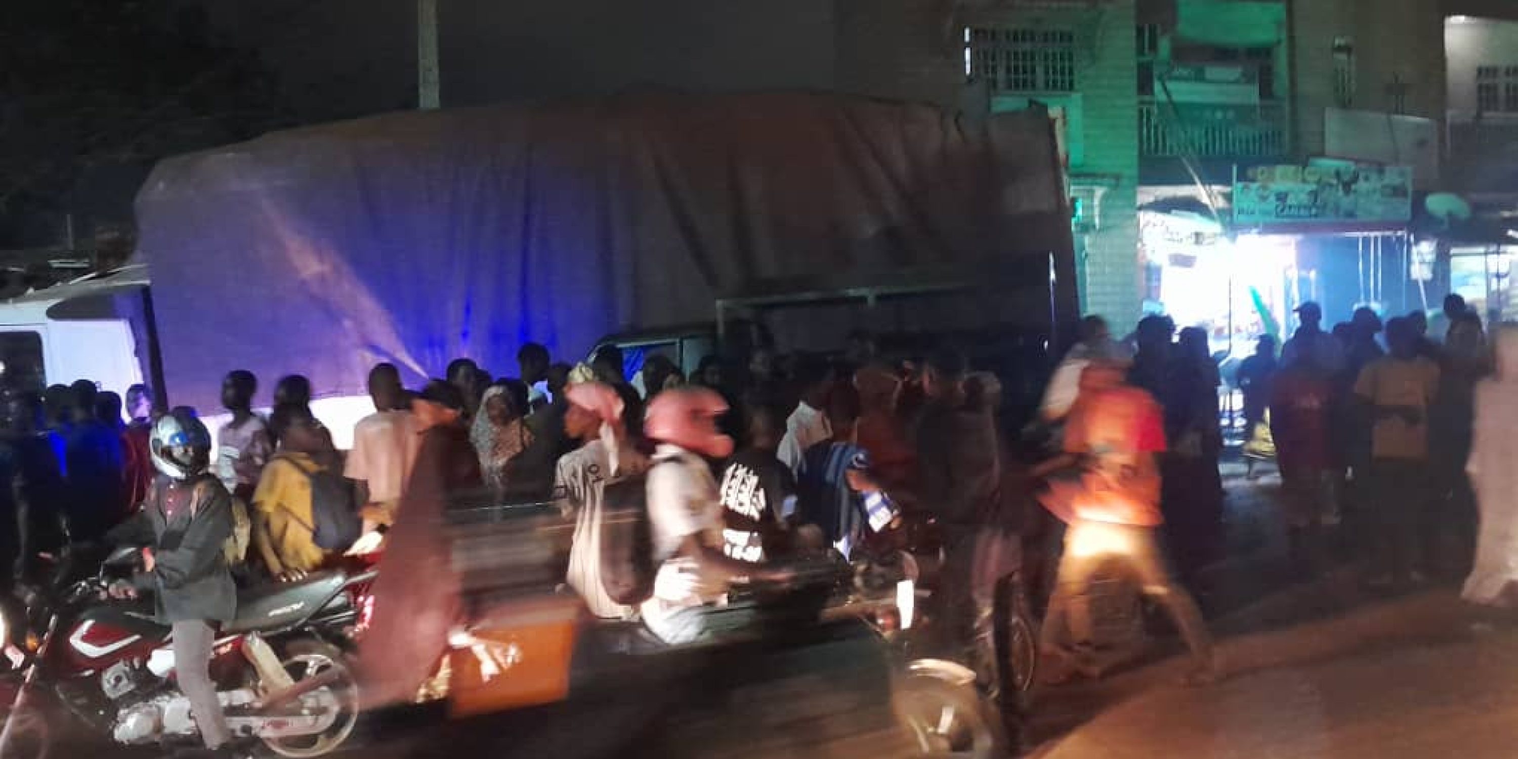 Nassouroulaye-Gbessia : un camion percute un pick-up militaire et finit sa course sur plusieurs boutiques