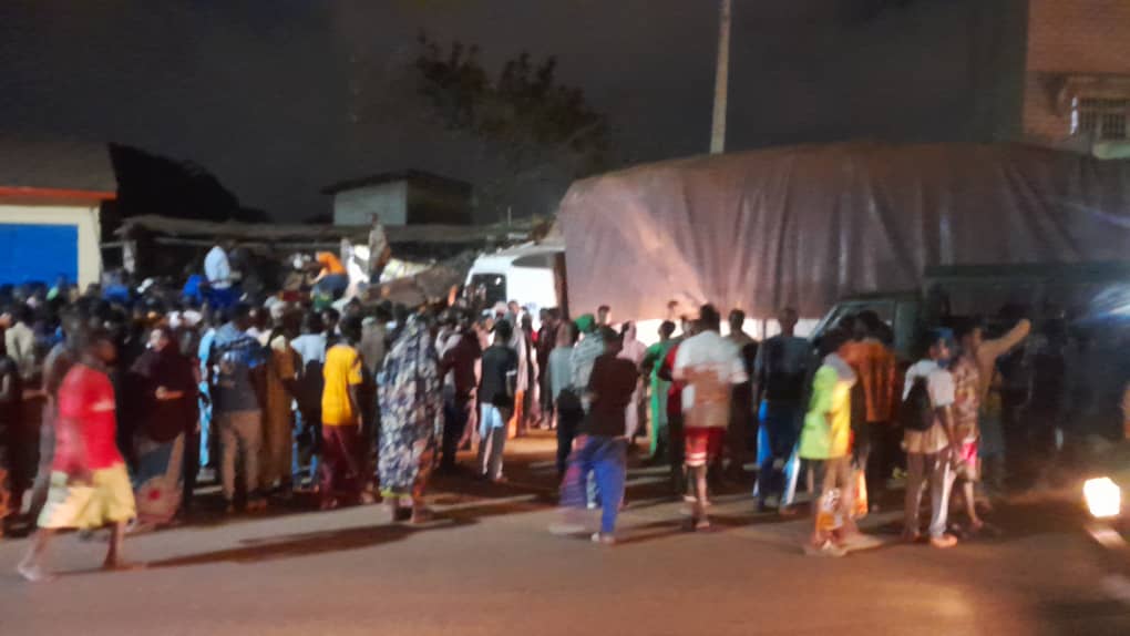 Nassouroulaye-Gbessia : un camion percute un pick-up militaire et finit sa course sur plusieurs boutiques