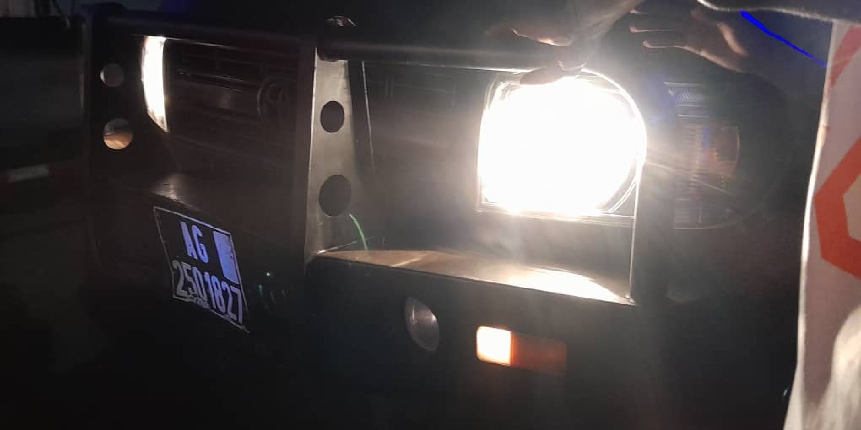 Nassouroulaye-Gbessia : un camion percute un pick-up militaire et finit sa course sur plusieurs boutiques