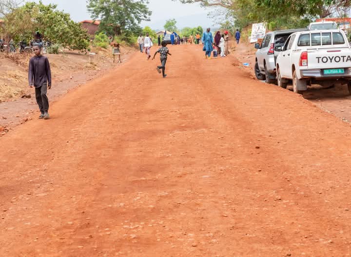 Infrastructures,Réhabilitation routière,Bitumage,Dinguiraye,Bissikirima,Dabola,Travaux publics,Budget National de Développement (BND),CGC,Amadou Oury Bah,Mamadi Doumbouya,Désenclavement,Transport routier,Développement rural,Gouvernement guinéen,Projet d'infrastructure,Souffrance des usagers,Délai des travaux,Président de la République,Investissement public
