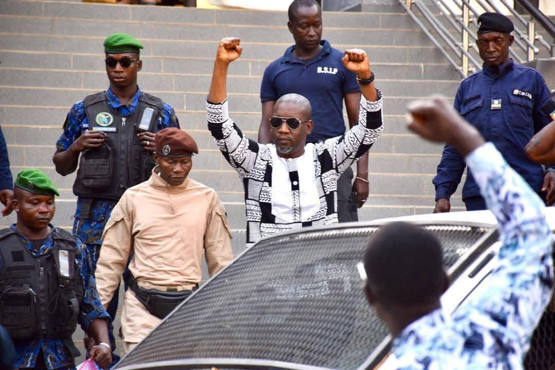 Plaidoiries et réquisitions dans le procès en appel d’Aliou Bah : les avocats de la défense demandent à la cour de rendre la décision sur siège