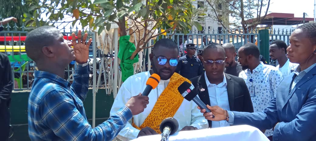 Présidant la cérémonie, le ministre de l’Administration du territoire et de la Décentralisation, le Général à la retraite Ibrahima Kalil Condé, a expliqué l’importance capitale de ces deux documents. « Ces deux pièces, si essentielles dans la vie de tout citoyen, ne sont pas seulement des documents administratifs ; elles incarnent notre âge, notre citoyenneté, et le droit fondamental de chaque individu à être reconnu. L’extrait de naissance permet à chacun de revendiquer son histoire, tandis que la carte nationale d’identité atteste de notre appartenance à cette grande nation. Cette initiative s’inscrit dans l’œuvre de refondation engagée depuis le 5 septembre 2021 par le Président de la République, le Général d’Armée Mamadi Doumbouya. »