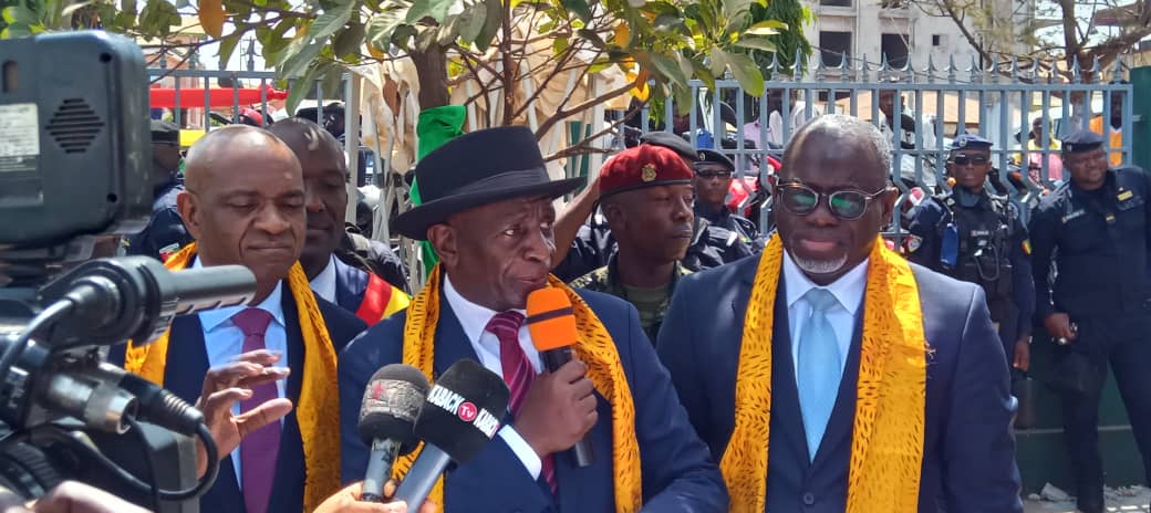 Présidant la cérémonie, le ministre de l’Administration du territoire et de la Décentralisation, le Général à la retraite Ibrahima Kalil Condé, a expliqué l’importance capitale de ces deux documents. « Ces deux pièces, si essentielles dans la vie de tout citoyen, ne sont pas seulement des documents administratifs ; elles incarnent notre âge, notre citoyenneté, et le droit fondamental de chaque individu à être reconnu. L’extrait de naissance permet à chacun de revendiquer son histoire, tandis que la carte nationale d’identité atteste de notre appartenance à cette grande nation. Cette initiative s’inscrit dans l’œuvre de refondation engagée depuis le 5 septembre 2021 par le Président de la République, le Général d’Armée Mamadi Doumbouya. »