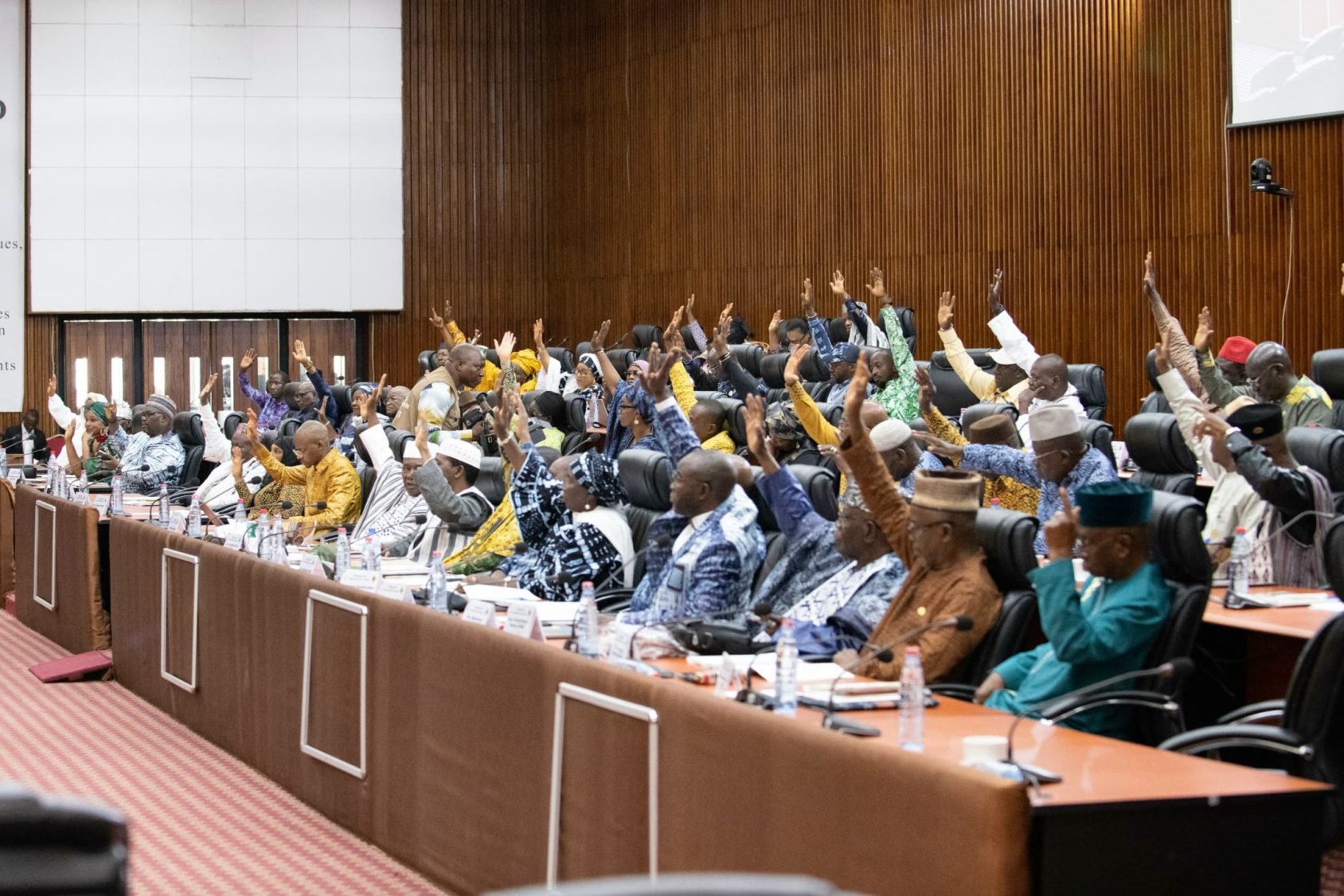 Une journée historique au CNT : les Conseillers nationaux adoptent à l’unanimité le projet de nouvelle Constitution (Oumar Diakhaby)