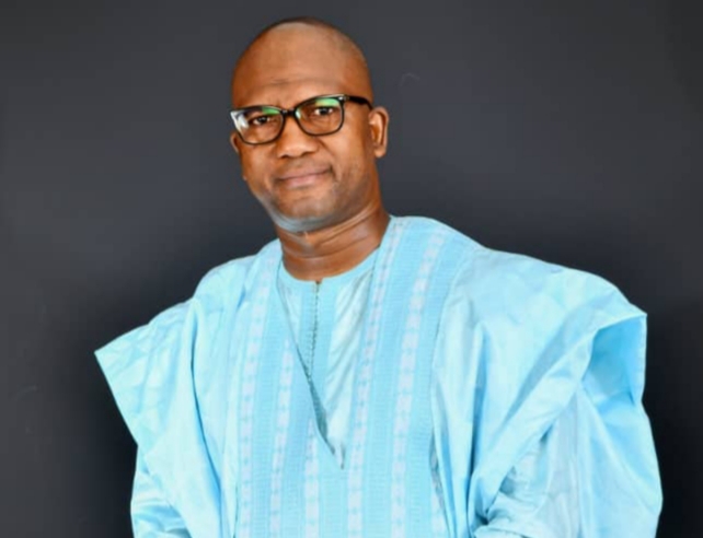 Création d’un Fonds Souverain en Guinée, quelle plus-value pour l’économie nationale ? (Par Abdoulaye GUIRASSY, Economiste-politologue) Un fonds souverain est un instrument financier géré par un État ou une entité publique, il s’agit concrètement d’un fonds détenu par un gouvernement qui investit dans divers actifs (actions, obligations, immobilier, entreprises, etc.) dans le but de faire fructifier les réserves financières du pays. Ces fonds sont généralement alimentés par des réserves financières provenant de : L’extraction des ressources naturelles (pétrole, gaz, bauxite, fer etc…) ; Des excédents budgétaires, de revenus commerciaux ou d'autres sources de revenus nationaux. L’objectif principal de la mise en place d’un fonds souverain consiste à générer des rendements à long terme pour le pays, à constituer une épargne pour les générations futures surtout dans les pays dépendants des ressources naturelles et à stabiliser l’économie par l’atténuation des chocs économiques, notamment une chute brutale des prix. Le schéma de financement d’un fonds souverain consiste à allouer une partie des fonds issues de : L’exportation des matières premières (Norvège, Arabie Saoudite…) ; L’excédent commercial des pays ayant une balance commerciale excédentaire (Chine, Singapour). Les pays qui font le choix stratégique de créer ces fonds, se retrouvent généralement avec des réserves de change excessives détenues par les banques centrales. Outre les réserves de change, l’actif des fonds souverains est aussi composé des participations financières (actions, obligations, réserves foncières, métaux précieux et autres instruments financiers). Les fonds souverains peuvent revêtir plusieurs formes telles que : Fonds de stabilisation ; Fonds d'épargne intergénérationnelle ; Fonds de développement ; Fonds de réserves. Ils permettent aux pays de renforcer leurs influences en détenant des parts significatives dans des entreprises mondiales, c’est donc un outil de gestion de la richesse nationale combinant stratégie financière, vision à long terme avec parfois des bifurcations géopolitiques. La création d’un fonds souverain exige des préalables tels que : L’élaboration d’une stratégie d’investissement aboutie ; La rédaction des documents juridiques et réglementaires ; La structuration du fonds ; Le recrutement de l’équipe dirigeante ; La collecte des fonds ; Le lancement officiel du fonds souverain. La République de Guinée, dotée d’un potentiel minier hors du commun ambitionne sous l’impulsion des autorités du CNRD, avec l’appui du Cabinet Southbridge de créer un fonds souverain dans le cadre du Programme Simandou 2040. Ce fonds sera probablement dénommé Fonds Souverain de Guinée (FSG). A rappeler que depuis l’accession de notre pays à l’indépendance en 1958, tous les gouvernements successifs se sont intéressés au gisement de fer de Simandou, mais force est de reconnaitre que les avancées enregistrées sous l’ère CNRD, sont spectaculaires et sans commune mesure. La dynamique actuelle a induit une avancée majeure faisant ainsi passer du titanesque projet Simandou d’une simple idée de projet à un chantier en exécution, avec de multiples composantes (ferroviaires, portuaires, minières …). La mise en place de ce fonds souverain aura le mérite non seulement de sécuriser les ressources issues de l’exploitation des mines de fer de Simandou, de diversifier notre économie, mais aussi de constituer un bas de laine pour la stabilité financière à long terme et un filet de sécurité financière pour les générations futures. Par ce biais, le Gouvernement agira en bon père de famille suffisamment altruiste qui léguera à ses progénitures des héritages conséquents plutôt que des dettes excessives. A rappeler que le service de la dette occupe la première place dans la nomenclature budgétaire de notre pays dans son « titre1» et absorbe une part significative de nos ressources. De ce point de vue, le Fonds Souverain sera un levier stratégique à actionner pour garantir l’autonomie et le financement des programmes de développement de notre pays. Pour rappel, le gisement de Simandou regorge plus de 8 milliards de tonnes de fer à teneur exceptionnelle avoisinant 70%. Les recettes estimées sont chiffrées à plus 2 milliards de dollars dès les cinq premières années d’exploitation selon le ministère en charge du Plan. Cet accroissement exponentiel potentiel de nos ressources engendre des défis énormes au nombre desquels nous pouvons citer : La capacité d’absorption des ressources ; La gestion transparente des ressources ; La diversification de l’économie ; La dépendance excessive aux exportations des matières premières ; La forte exposition aux chocs exogènes (volatilité des prix). Pour relever efficacement ces défis, il sera utile que le futur fonds soit subdiviser en plusieurs sous fonds notamment : Une caisse de stabilisation à l’image de la caisse de péréquation des matières premières en Côte d’Ivoire pour annihiler l’effet de volatilité des cours mondiaux de fer ; Un fonds dédié à la diversification de notre économie (70% de nos recettes sont issues de l’exportation de nos mines), en orientant prioritairement les investissements vers les secteurs de l’éducation, de l’agriculture, des industries industrialisantes, les infrastructures et celui de la santé ; Un fonds des générations futures à l’image de celui de la Province du Québec au Canada, un tel fonds aura pour mérite la prise en compte des préoccupations futures de nos enfants et petits-enfants. Pour se prévaloir de l’acceptabilité et de la reconnaissance des Institutions Internationales comme le FMI, il est essentiel que ce futur fonds respecte les conditions d’éligibilité des fonds souverains qui sont : Être géré ou contrôlé par le gouvernement ; Gérer les actifs dans une logique de long terme ; Poursuivre une politique d’investissement visant des objectifs macroéconomiques (diversification du PIB, le lissage de l’activité ou encore l’épargne intergénérationnelle). Afin de garantir la pérennité d’un tel dispositif, il est crucial de créer le fonds par la loi plutôt que par un décret, car le cadre juridique et règlementaire qui consacre la création d’un tel fonds, doit être le plus robuste et le plus tenace possible, de manière à résister à la tentation des humains et aux vicissitudes des temps. Ce cadre devra clairement prévoir des intangibilités et de dresser le portrait-robot des dirigeants dont la nomination ne doit souffrir d’aucune complaisance, de la qualité des dirigeants dépendra largement l’efficacité de la gouvernance des institutions. Cependant, il est de notoriété publique que les fonds souverains investissent une part importante de leurs actifs dans les bourses des valeurs mobilières (40%), ce qui fait d’eux des acteurs clés des marchés financiers mondiaux. Or, à date la Guinée ne dispose pas d’un marché financier en bonne et due forme où se négocierait les actions et les obligations. Dans cet ordre d’idée, la question légitime que l’on pourrait se poser, est de se questionner sur l’ordre de préséance entre la création d’un marché financier national et la mise en place d’un fonds souverain national. En claire sans marché financier opérationnel, le futur fonds sera privé de la couveuse permettant son accroissement post natal. La seule alternative qui s’offrirait au Fonds Souverain de Guinée est de s’affilier aux marchés financiers de certains pays de la sous-région, en attendant la mise en place urgente du nôtre. De ce qui précède, il est opportun de saluer à sa juste mesure la vision globale et la dynamique en cours. Le projet et le Programme Simandou sont entrain de redonner espoir aux guinéens, nonobstant quelques scepticismes ambiants d’une frange de la population. En tout état de cause, la volonté politique qui sous-tend la mise en place d’un Fonds Souverain national est une innovation majeure dans l’architecture économique de notre pays et augure des perspectives rassurantes dans la mise en œuvre des stratégies de développement à moyen et long terme de notre pays. Abdoulaye GUIRASSY, titulaire d’un Master en Economie appliquée (Université de Limoges, France) et d’un Master en Science PO (Jean Moulin Lyon 3, France) ; Membre correspondant de l’Académie des Sciences de Guinée ; Chargé de cours d’économie monétaire et Président du Cercle de Réflexion et d’Analyse de la Conjoncture Economique (CRACE).