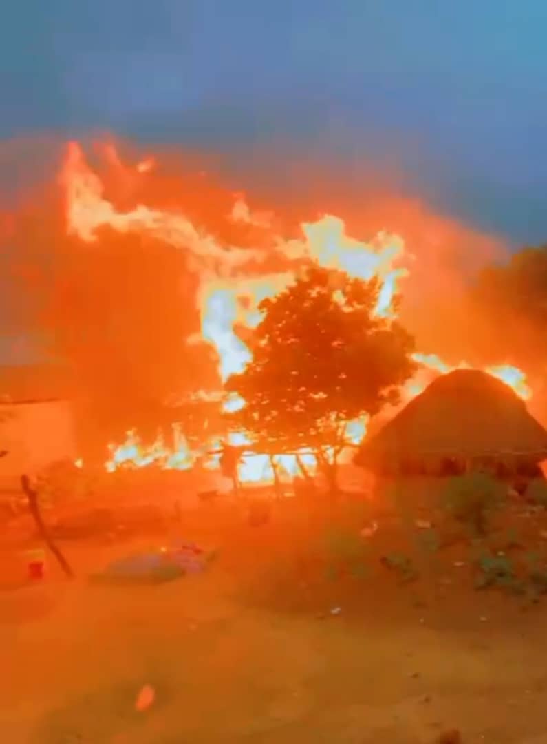 Incendie à Sinta (Télimélé) : plus de 15 cases ravagées dans le district de Sansandji